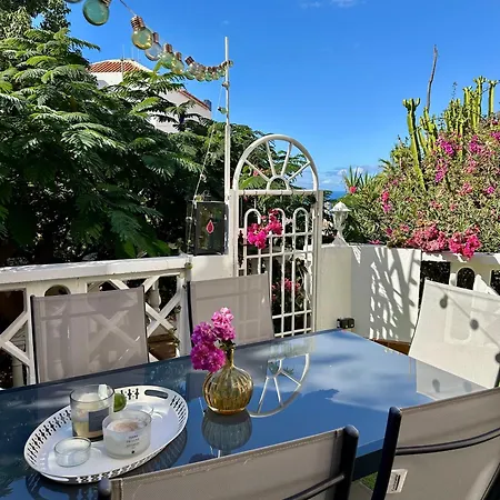 Апартаменти Cosy Ocean View & Garden *