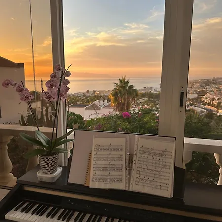 Cosy Ocean View & Garden Apartment