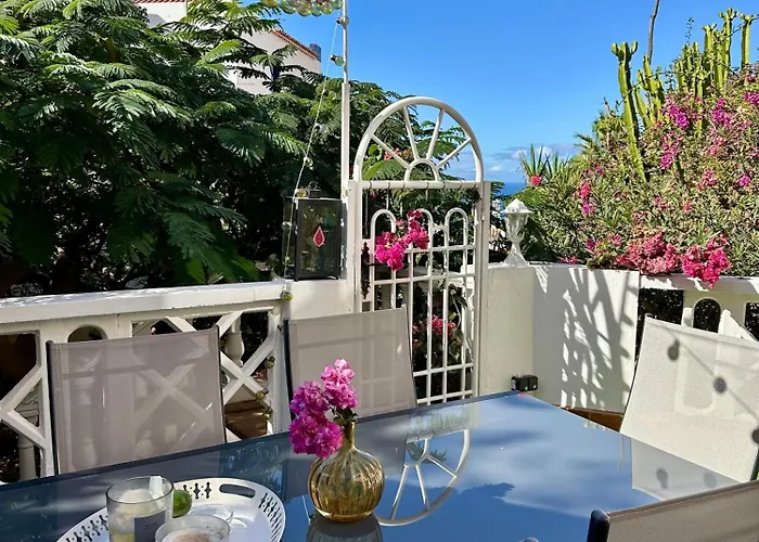 Апартаменти Cosy Ocean View & Garden *