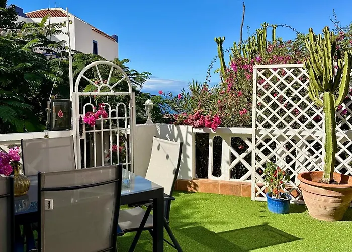 Апартаменти Cosy Ocean View & Garden