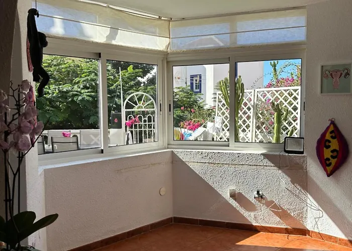 Апартаменти Cosy Ocean View & Garden